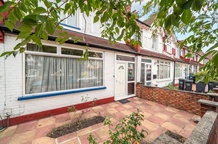 3 Bedroom Terraced House For Sale In Lyndhurst Road, Thornton Heath, CR7