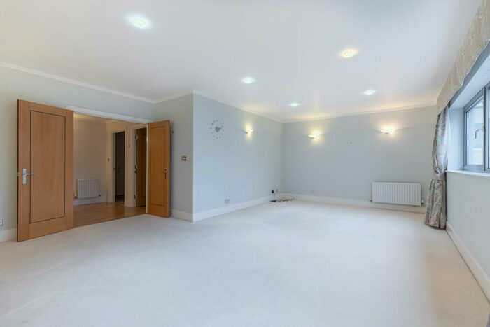 2 Bedroom Apartment To Rent In Century Court, Montpellier, GL50