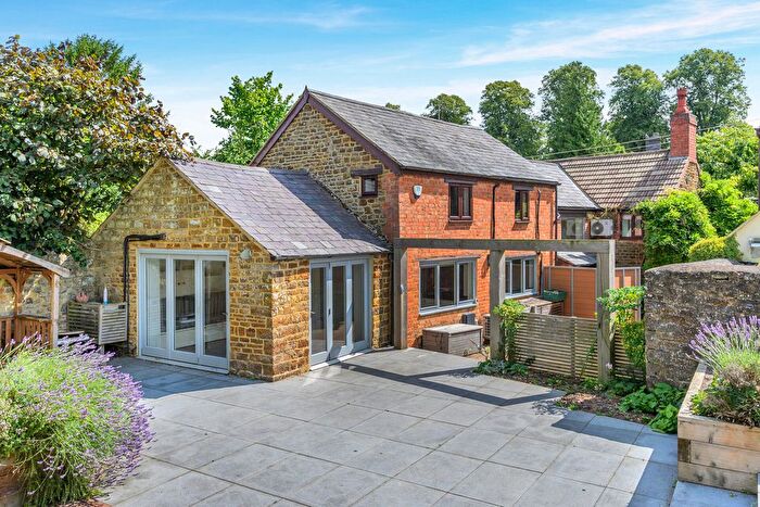 4 Bedroom Detached House For Sale In Banbury Road Litchborough, Northamptonshire, NN12