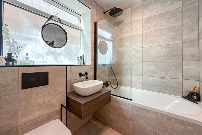 2 Bedroom Apartment For Sale In The Beeches, Park Street, St. Albans, Hertfordshire, AL2