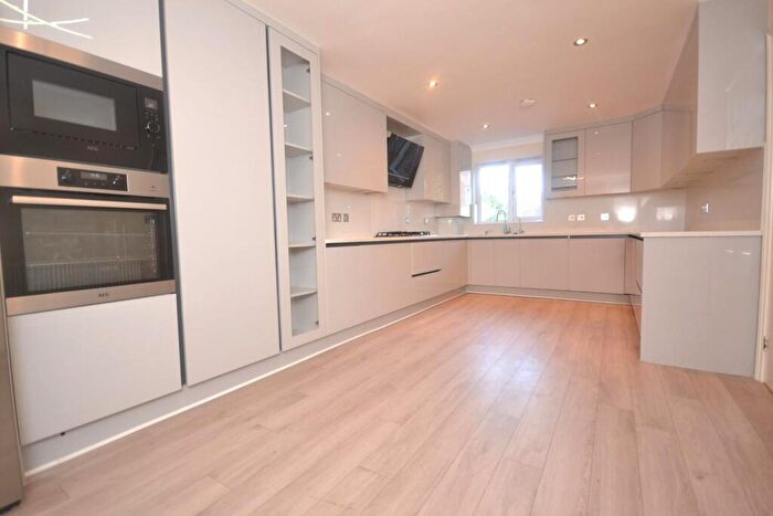 3 Bedroom Semi-Detached House To Rent In Wingrove Road, Reading, Berkshire, RG30