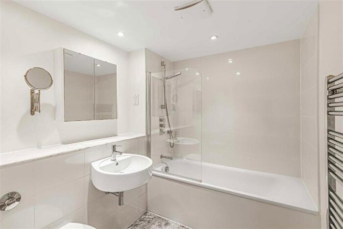 1 Bedroom Flat To Rent In Lombard Road, Battersea, SW11