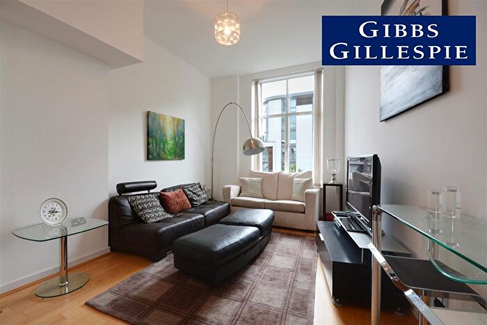 3 Bedroom Flat To Rent In Wallis House, Great West Road, Brentford, TW8