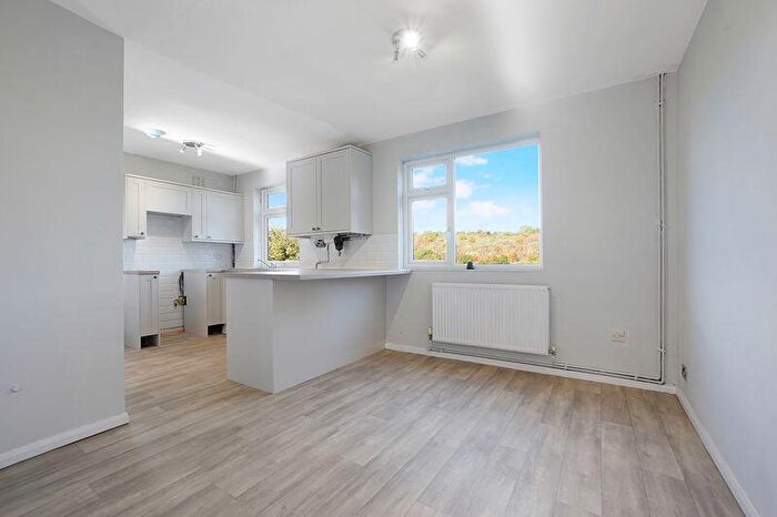 3 Bedroom Semi-Detached House To Rent In Roosevelt Avenue, Chatham, ME5