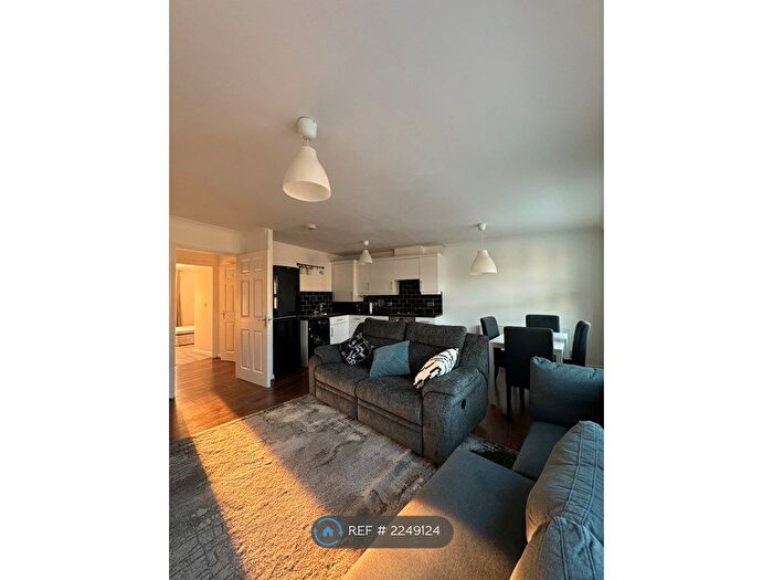 2 Bedroom Flat To Rent In South Street, Romford, RM1