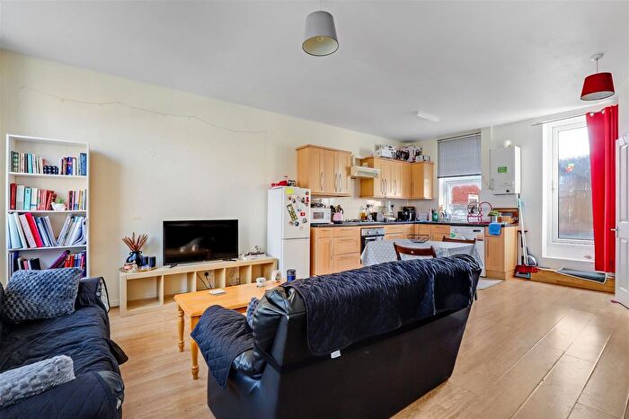 2 Bedroom Flat To Rent In Yukon Road, South Clapham, London, SW12