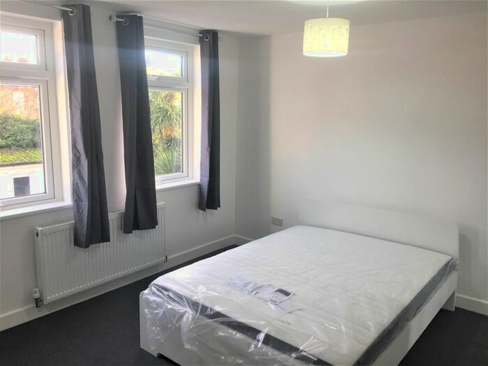 Studio To Rent In Leamington Gardens, Seven Kings, IG3