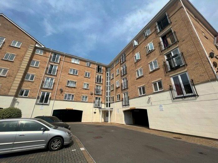 2 Bedroom Flat To Rent In The Dell, Southampton, Hampshire, SO15