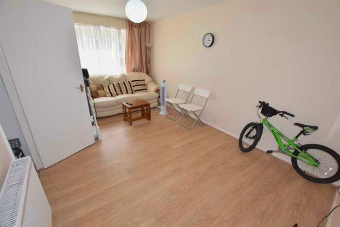 1 Bedroom Flat To Rent In Larch Close, Friern Barnet, N11