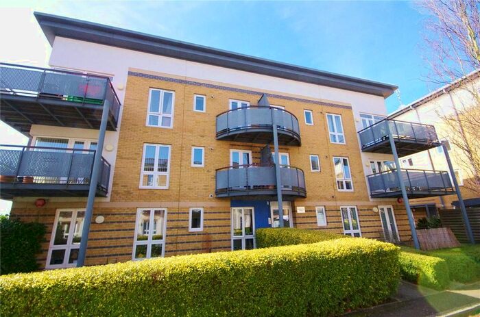 2 Bedroom Flat To Rent In Flat Manhattan Place, Metropolitan Mews, Watford, Herts, WD18