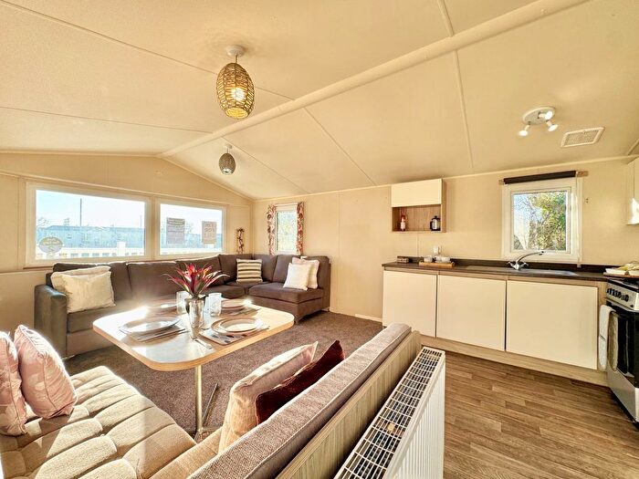 2 Bedroom Mobile/park Home For Sale In Colchester Road, St. Osyth, Clacton-On-Sea, CO16