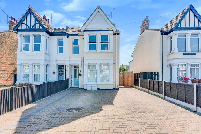 3 Bedroom Flat To Rent In Argyll Road, Westcliff-On-Sea, SS0