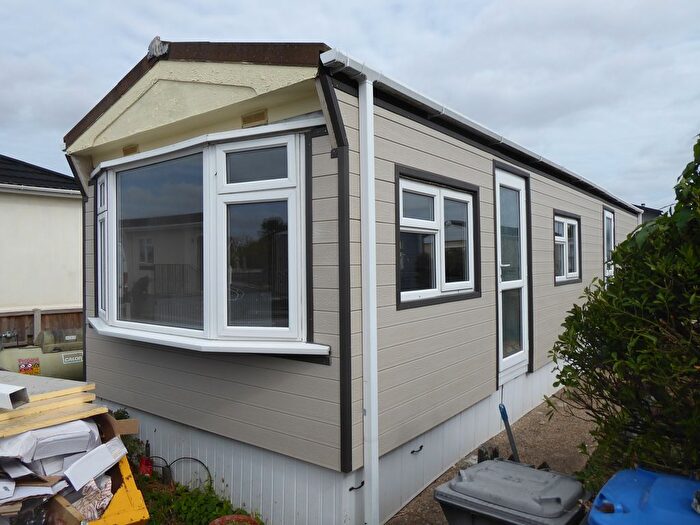 2 Bedroom Park Home For Sale In Wey Avenue, Penton Park, Mixnams Lane, Chertsey, Surrey, KT16