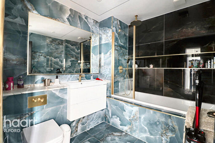 6 Bedroom Bungalow For Sale In Westrow Gardens, Ilford, IG3