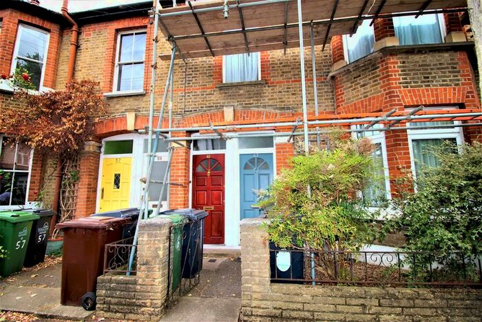 3 Bedroom Flat To Rent In First Floor Flat. Wellesley Road, Walthamstow, E17