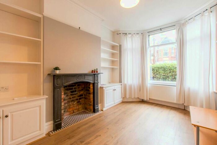 2 Bedroom Flat To Rent In Lyndhurst Road, Wood Green, London, N22