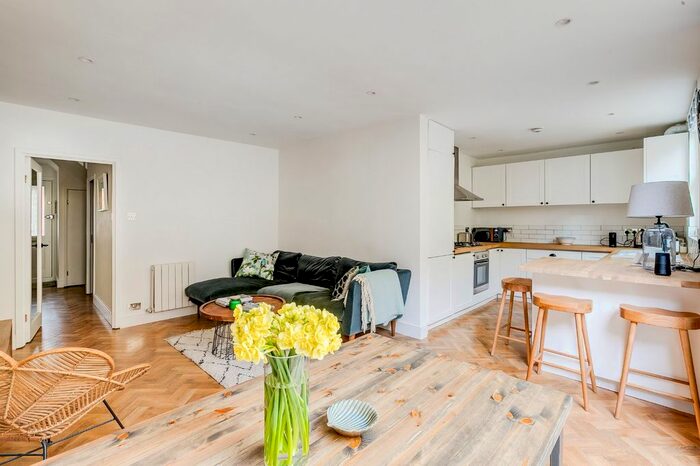 2 Bedroom Flat To Rent In Whittingstall Road, London, SW6