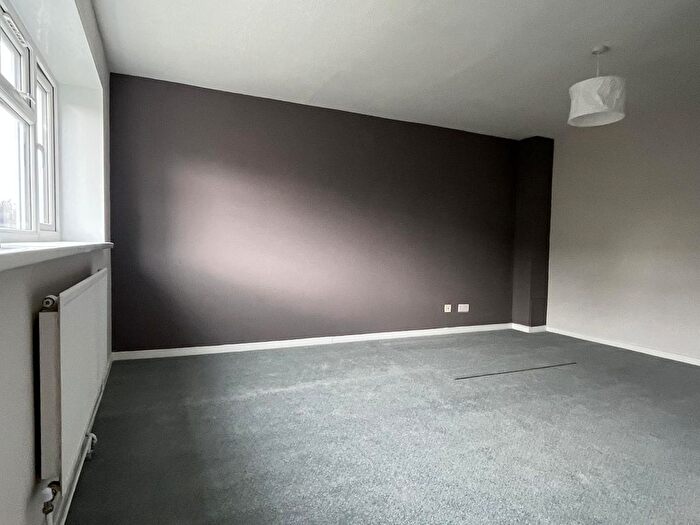 2 Bedroom Flat To Rent In Tivoli Road, Hounslow, TW4