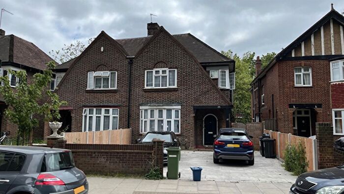 6 Bedroom Semi-Detached House To Rent In Stoke Newington, N4