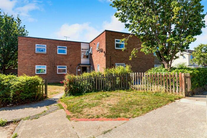 1 Bedroom Flat To Rent In Potters Mead, Wick, Littlehampton, BN17