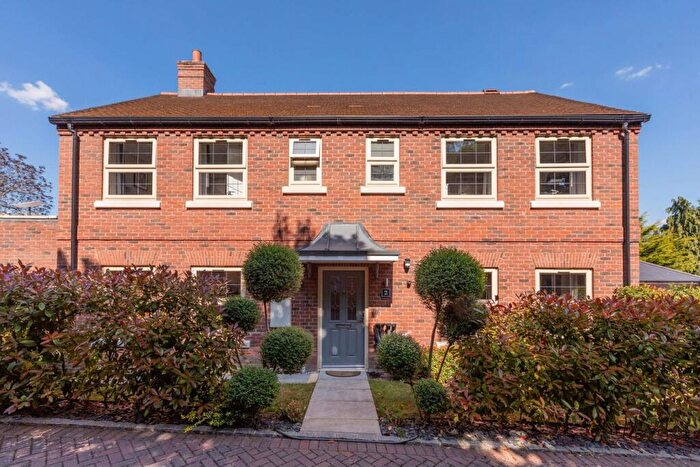 4 Bedroom Link Detached House For Sale In Oaklands Grove, Maidenhead, SL6