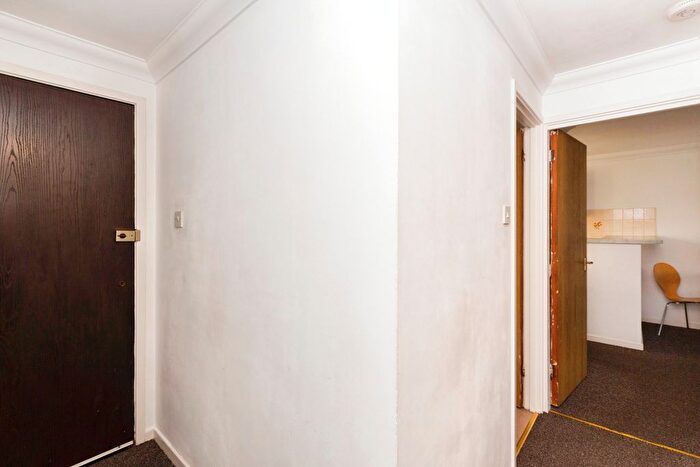 1 Bedroom Flat For Sale In Eastern Avenue, Ilford, Essex, IG2