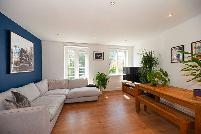 2 Bedroom Flat To Rent In Garratt Lane, Wandsworth, SW18