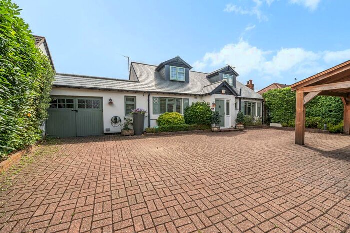 4 Bedroom Detached House To Rent In Woking, GU22