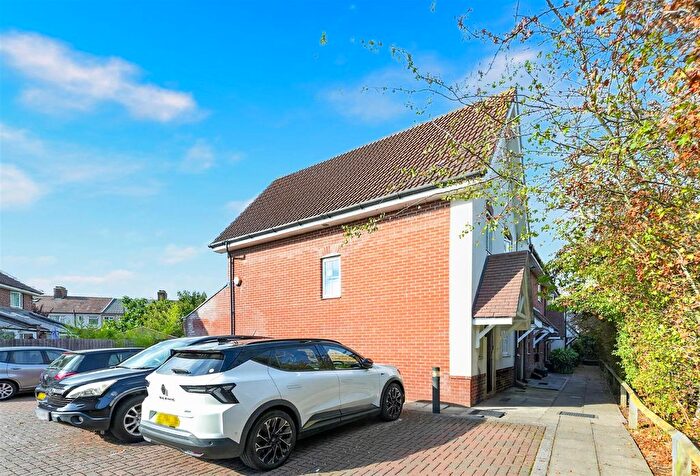 2 Bedroom Property For Sale In Craigen Gardens, Ilford, IG3