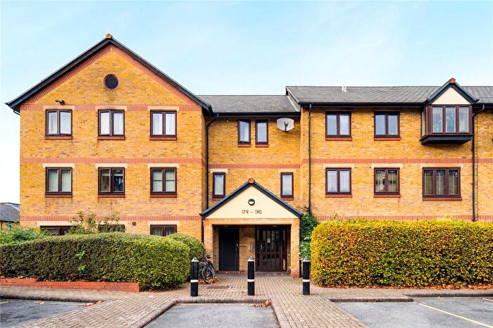 2 Bedroom Flat For Sale In Riverside Close, London, E5
