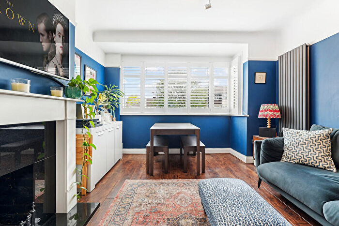 2 Bedroom Apartment For Sale In Lancaster Close, Kingston Upon Thames, KT2