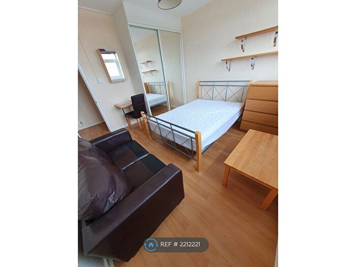 3 Bedroom Flat To Rent In Landmann House, SE16