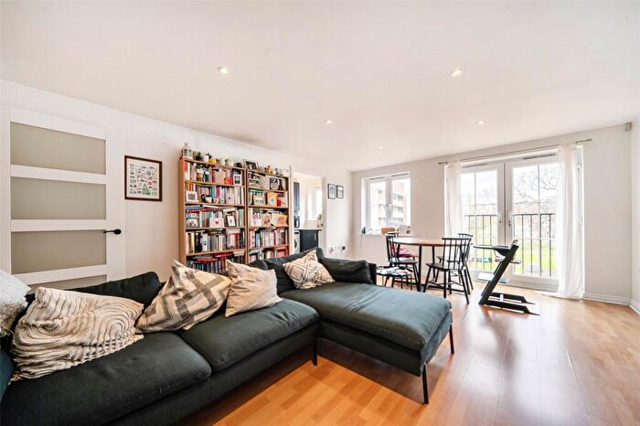 2 Bedroom Apartment For Sale In Lordship Lane, London, SE22