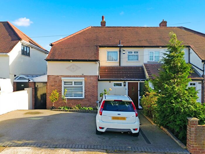 4 Bedroom Semi Detached House For Sale In Fontayne Avenue, Romford, RM1