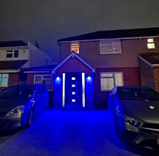 4 Bedroom Semi-Detached House For Sale In Hatton Avenue, Slough, SL2