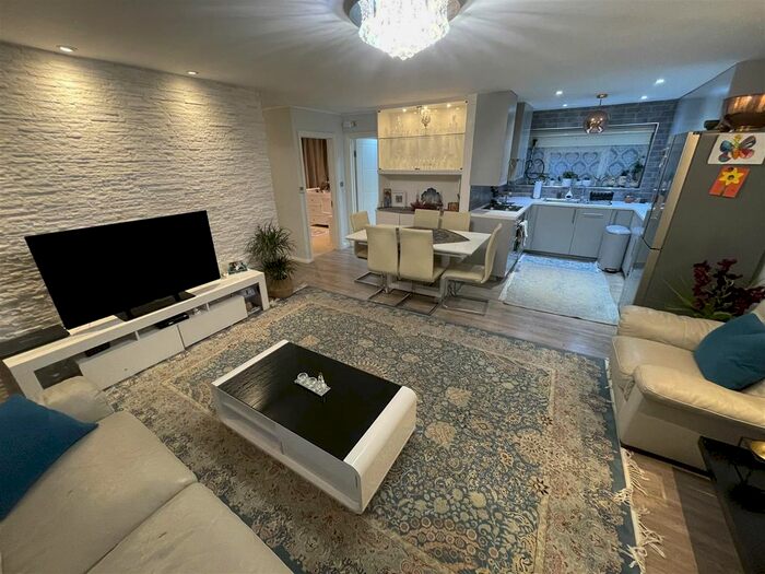 2 Bedroom Flat To Rent In Fairmead Crescent, Edgware HA8