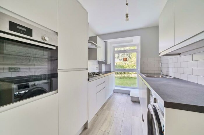 2 Bedroom Flat To Rent In Belmont Hill London, SE13
