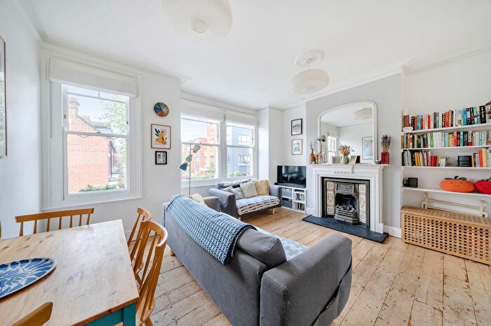 3 Bedroom Maisonette For Sale In Scholefield Road, London, N19