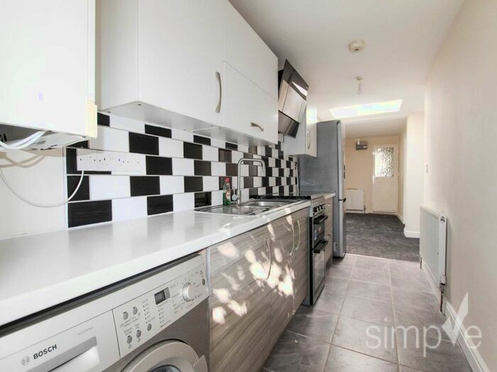 1 Bedroom Flat To Rent In Dunedin Way, Hayes, Middlesex, UB4