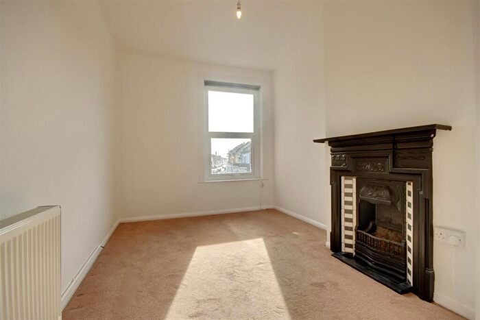 2 Bedroom Flat For Sale In Northern Parade, Portsmouth, PO2