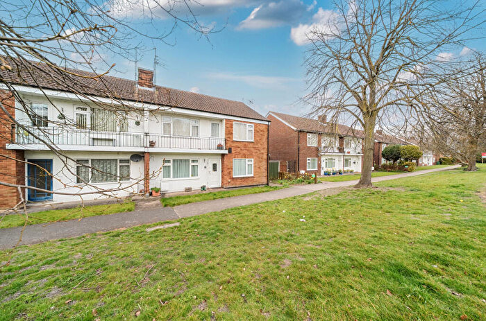2 Bedroom Maisonette For Sale In Tring Road, Dunstable, Bedfordshire, LU6