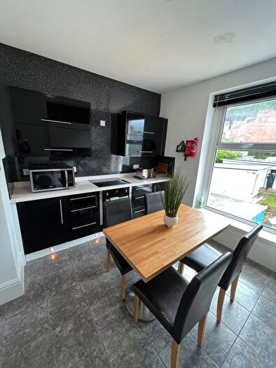 3 Bedroom Flat To Rent In Mumbles Road, Swansea, SA1