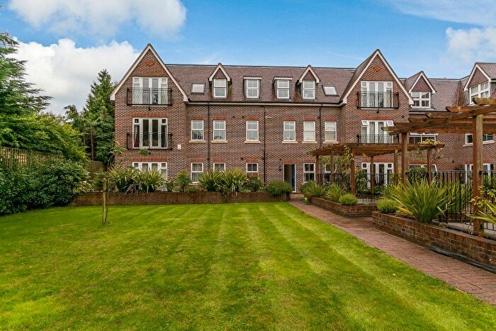 2 Bedroom Flat To Rent In Bentley Place, - Baker Street, Weybridge, KT13