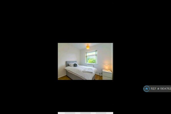 3 Bedroom Semi-Detached House To Rent In Wollaton Vale, Nottingham, NG8