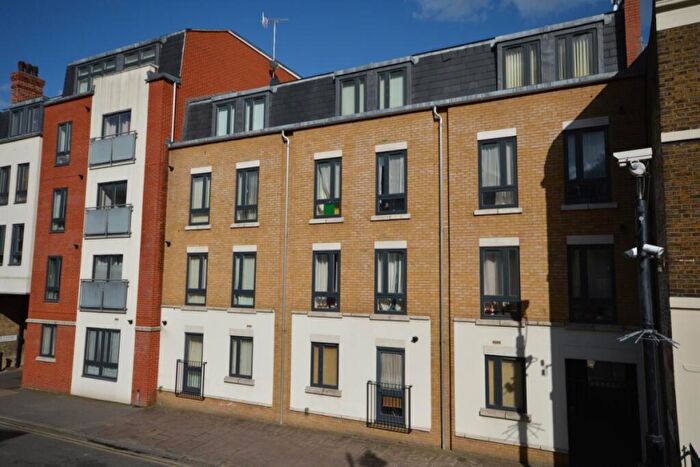 2 Bedroom Flat To Rent In High Street, Rochester, Kent, ME1