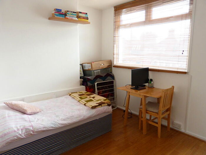 Studio To Rent In North End Road, London, NW11