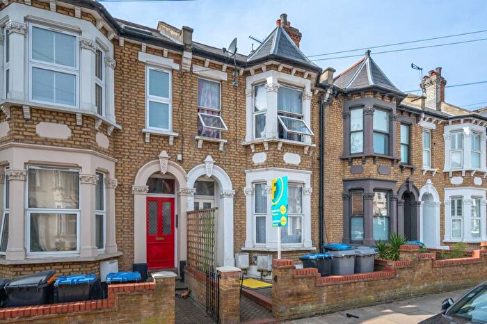 4 Bedroom Flat For Sale In Wendover Road, Harlesden, London, NW10