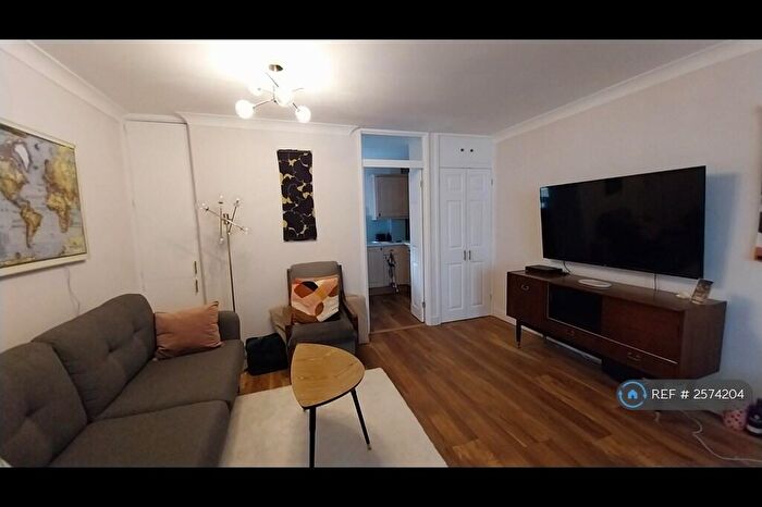 2 Bedroom Flat To Rent In Park View Court, Woking, GU22