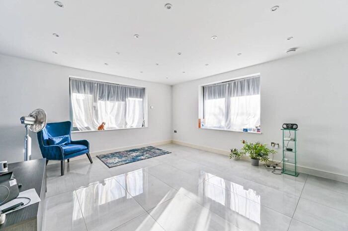 2 Bedroom Detached House To Rent In Fairview Road, Norbury, London, SW16