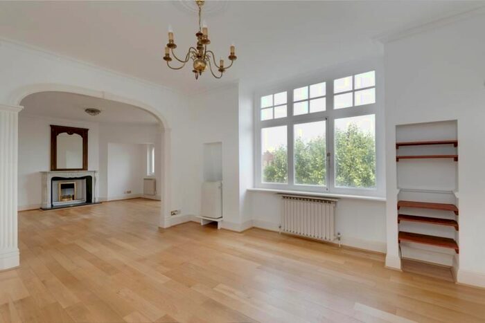 3 Bedroom Flat To Rent In Blomfield Court, London, W9